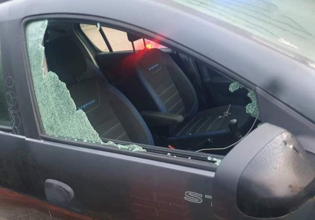 Ladrones reventan cristales de once coches en Vacarisses en una sola noche