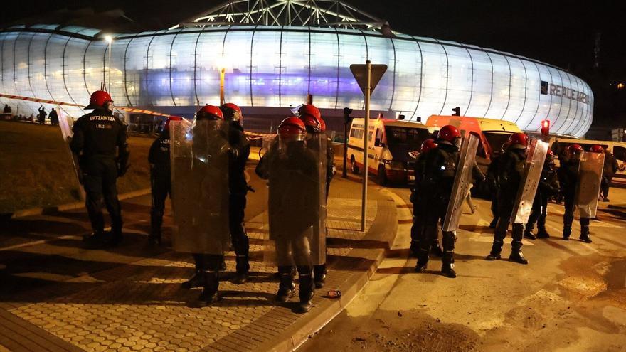 El marido de la mujer herida en una carga de la Ertzaintza antes del Real Sociedad-PSG comparecerá en el Parlamento