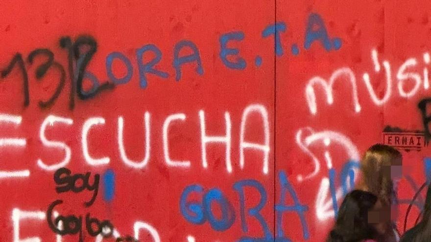 El muro instalado en la Virgen Blanca de Vitoria aparece con pintadas de "Gora ETA"