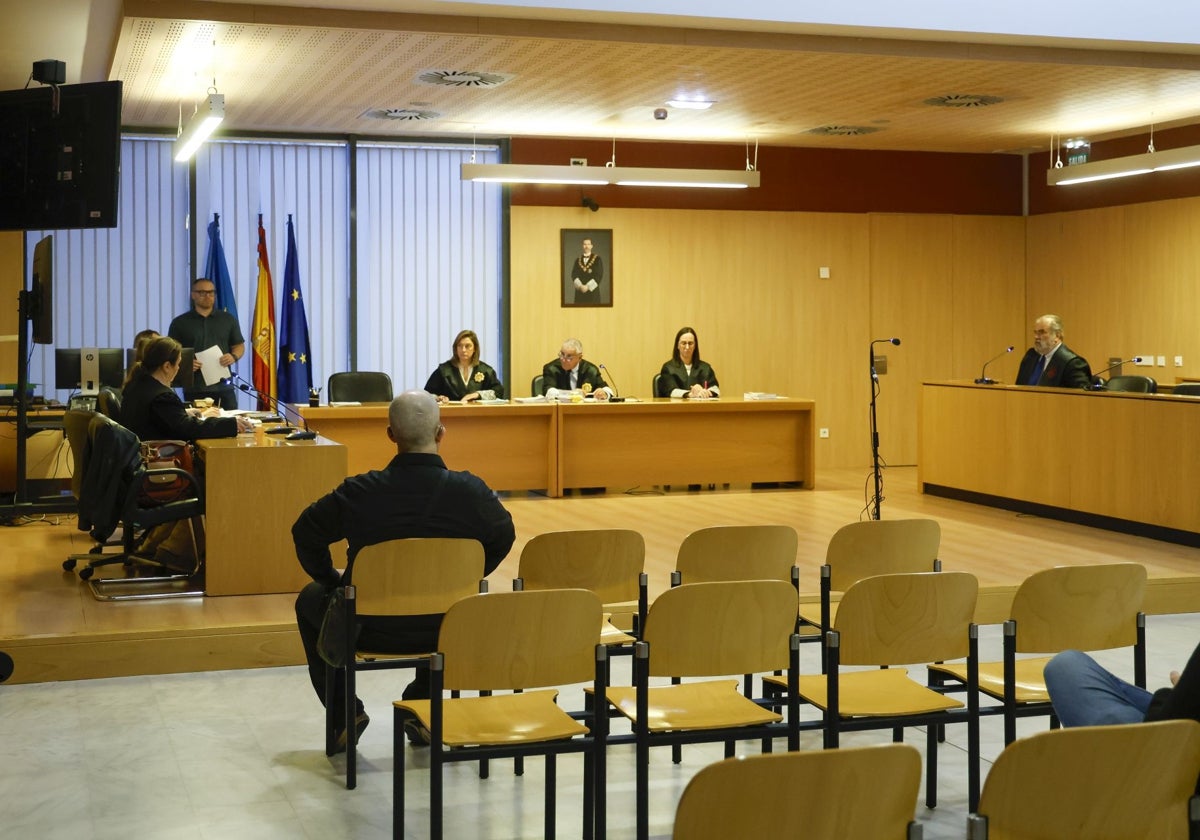 «No le apuñalé, solo le mordí en el cuello para que me soltase»