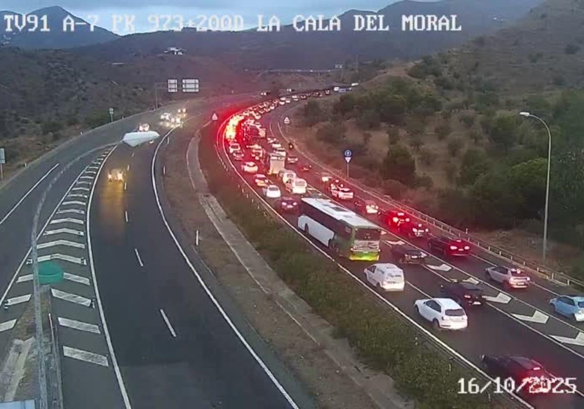 <p><strong>Retenciones de 10 kilómetros en la A-7 por trabajos de reasfaltado y hora punta en la Axarquía</strong></p>