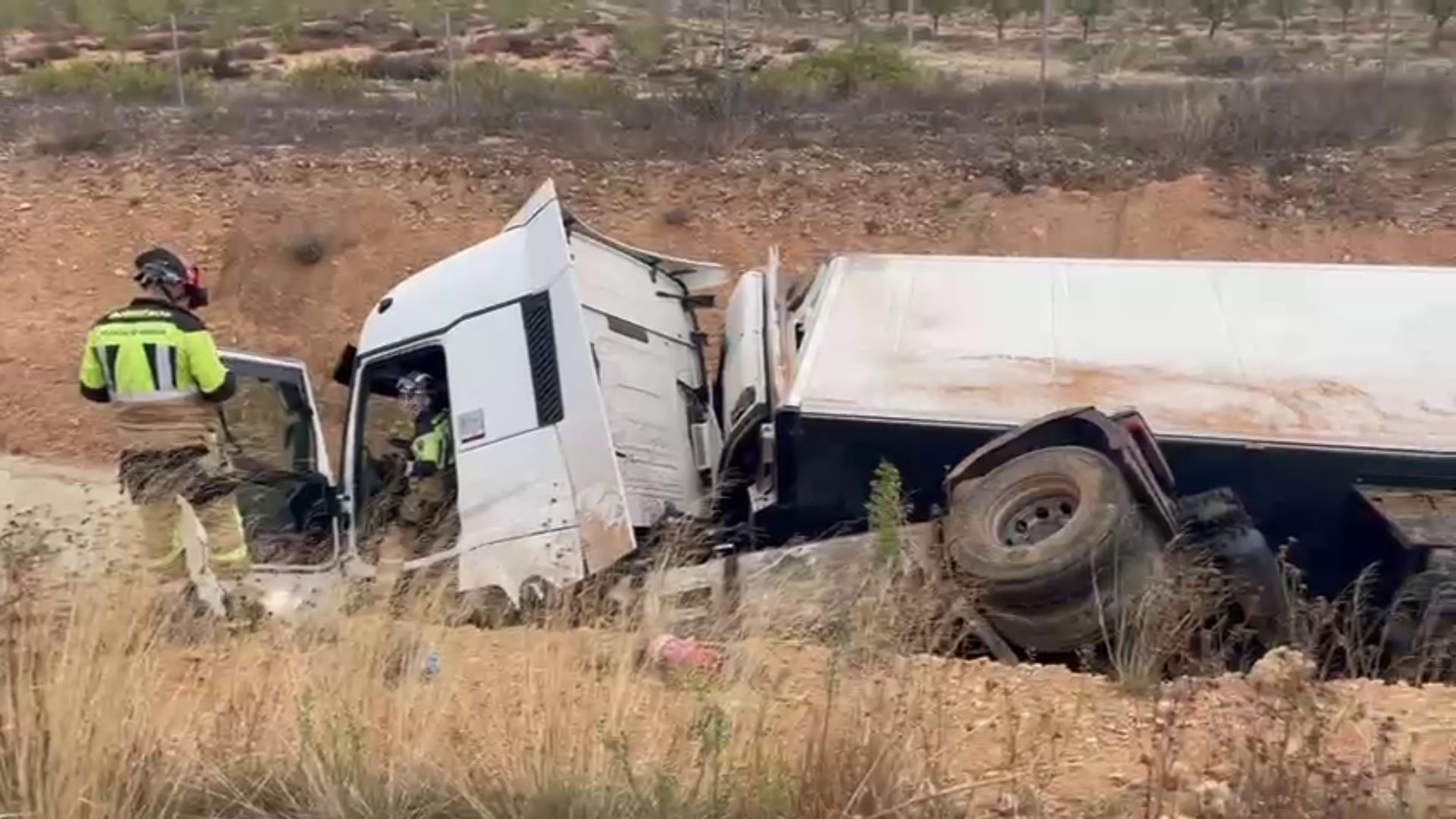 Una colisión entre un camión y un turismo en Jumilla deja 6 personas heridas, dos de ellas graves