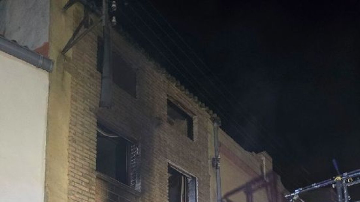 Seis intoxicados en incendios en casas de Almacelles y Balaguer