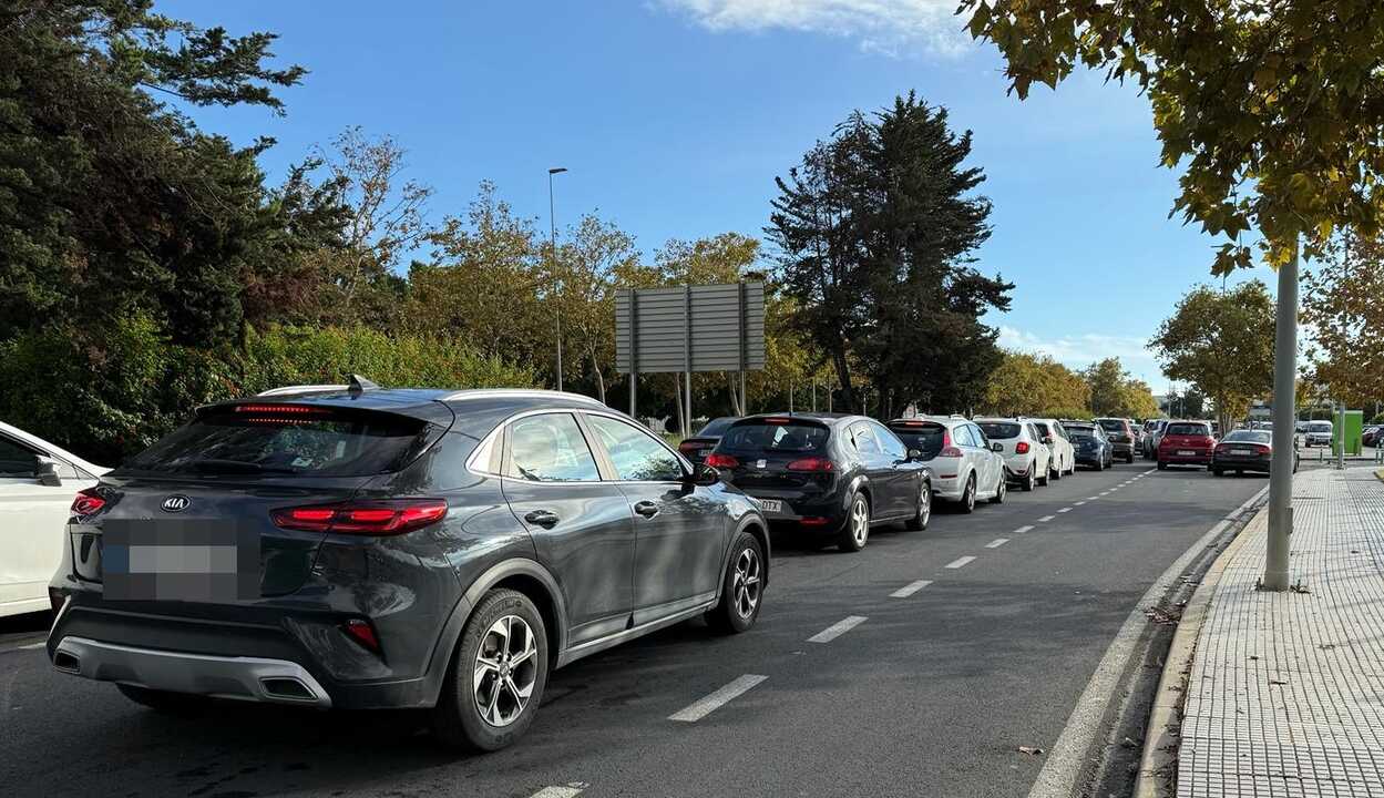 Siete heridos en accidente en la A-497, en Huelva: autobús colisiona con coche averiado