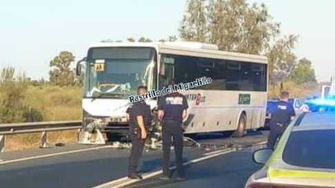 Un muerto tras un accidente entre un turismo y un autobús en Isla Cristina
