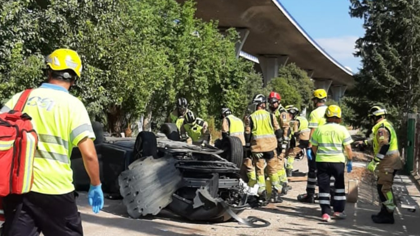 Muere una mujer de 56 años que cayó al vacío desde el viaducto de la A-7, sobre el río Segura, tras recibir un impacto de una furgoneta