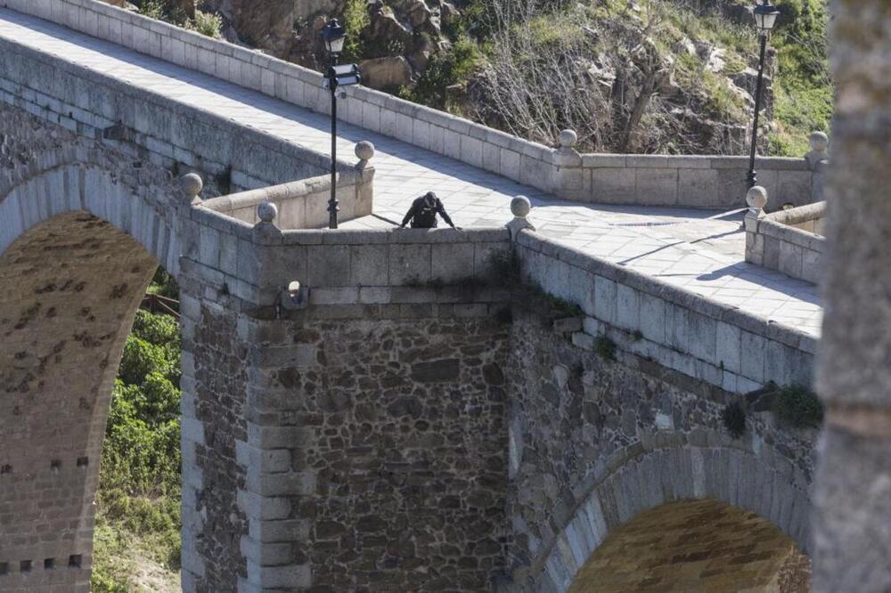 Muere un hombre tras precipitarse desde el puente de Alcántara