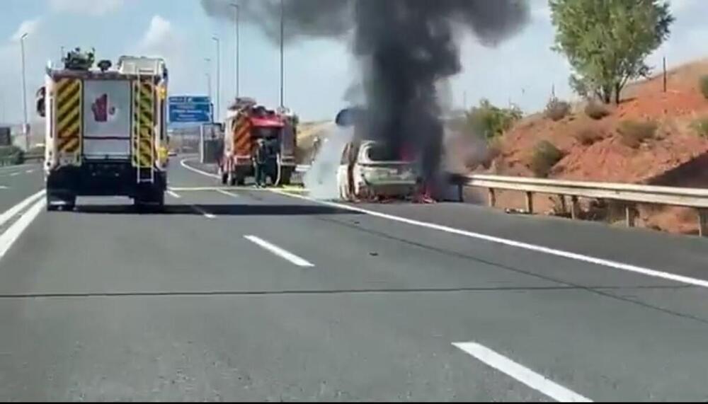Un coche arde en llamas en Atalaya del Cañavate: vecinos alertan a los bomberos