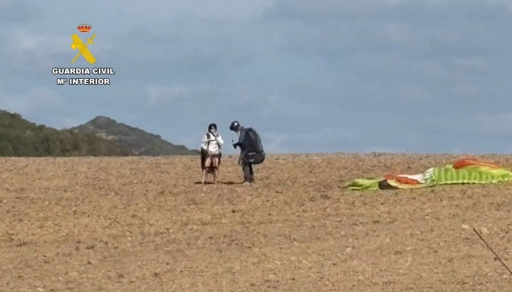 Un español de 64 años sorprendido haciendo parapente en áreas restringidas de Menorca