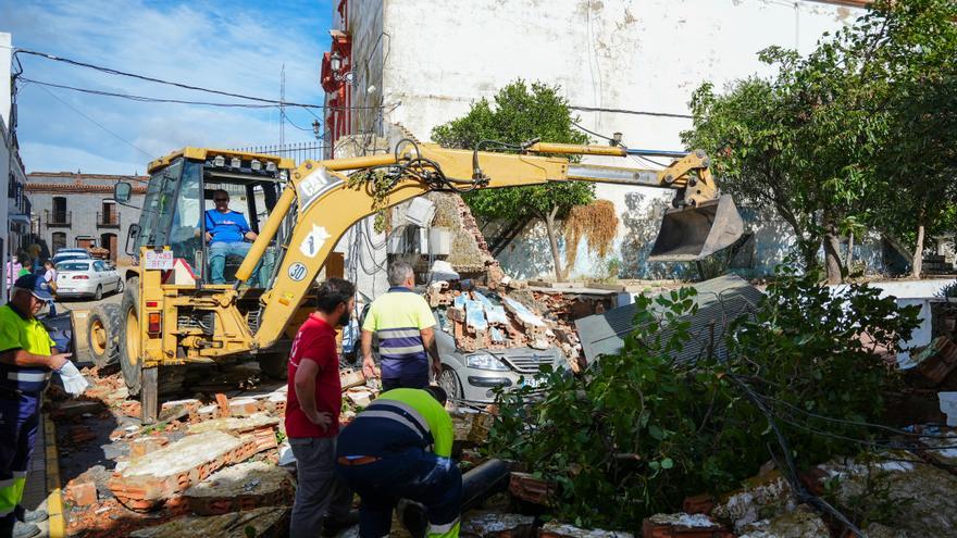 Un hombre resulta herido grave en Huelva al caerle la estructura de una terraza por el tornado
