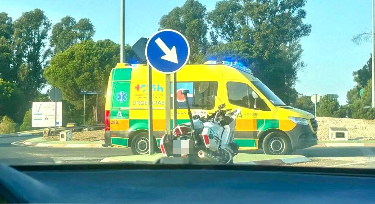 Accidente: Un turismo se sale de la vía y se empotra contra una rotonda