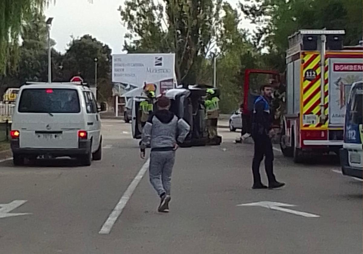 Herida una joven al empotrarse con su coche contra el muro de un hotel en Aranda