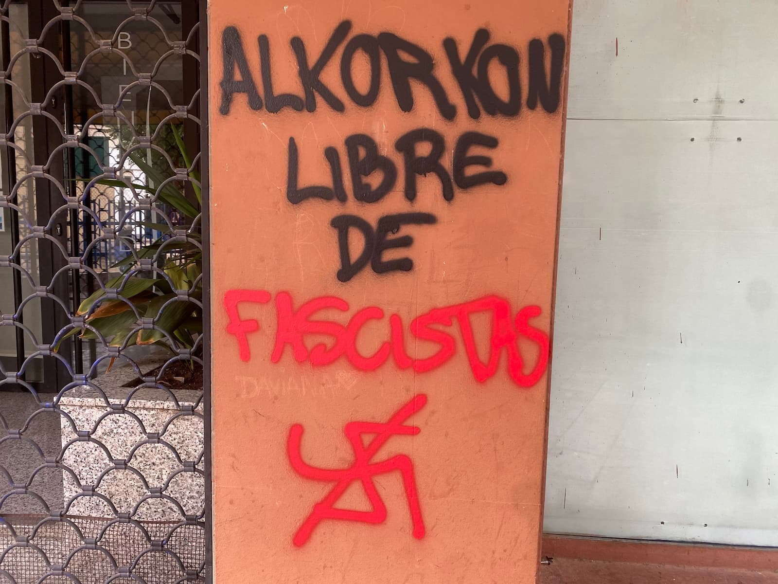 Vandalizadas sedes del PP y Vox en Alcorcón con pintadas de «nazis» y «fascistas»