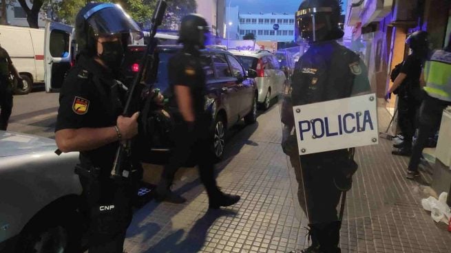 Una multitud de africanos rodea y agrede a varios agentes durante una detención en Son Gotleu