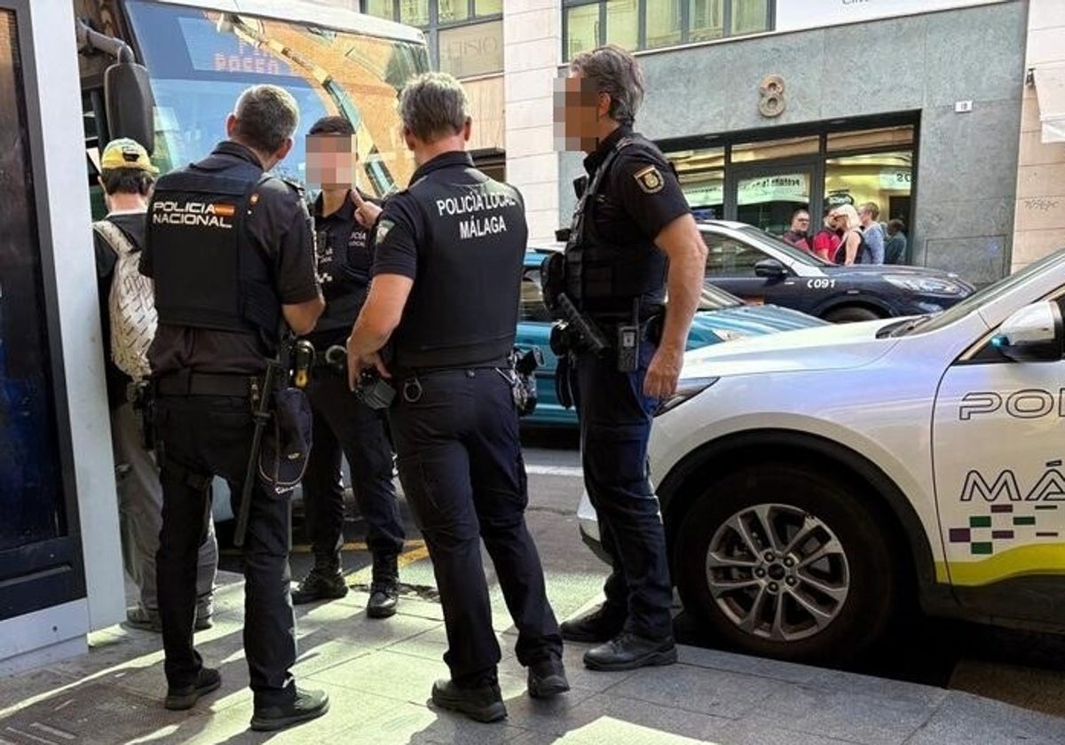 Altercado en la línea 17 de la EMT: dos pasajeros, a golpes por subir primero al autobús