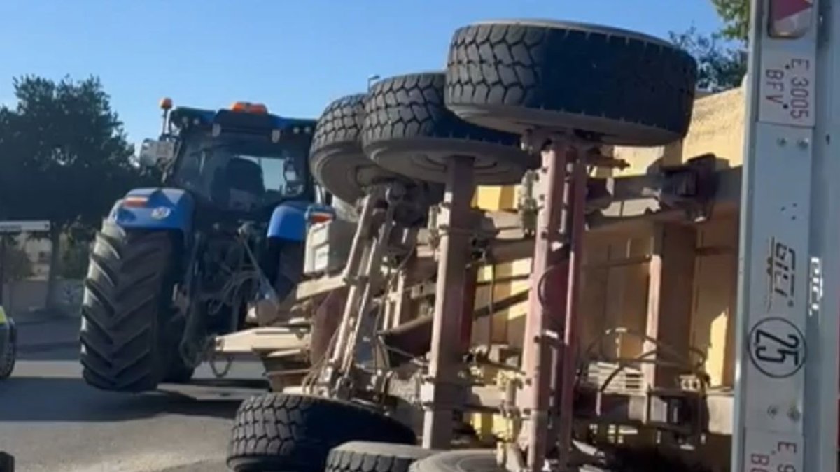 Vuelca el remolque de un tractor en la rotonda del paseo de Ronda con la avenida del Exèrcit de Lleida