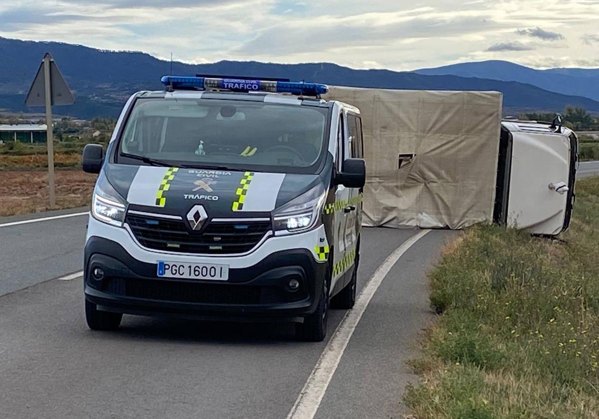 Vuelco de camión en Uruñuela corta la LR-113 sin heridos involucrados
