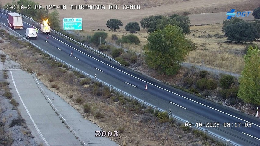 Cortada la A-2 por el vuelco de un camión cargado de coches