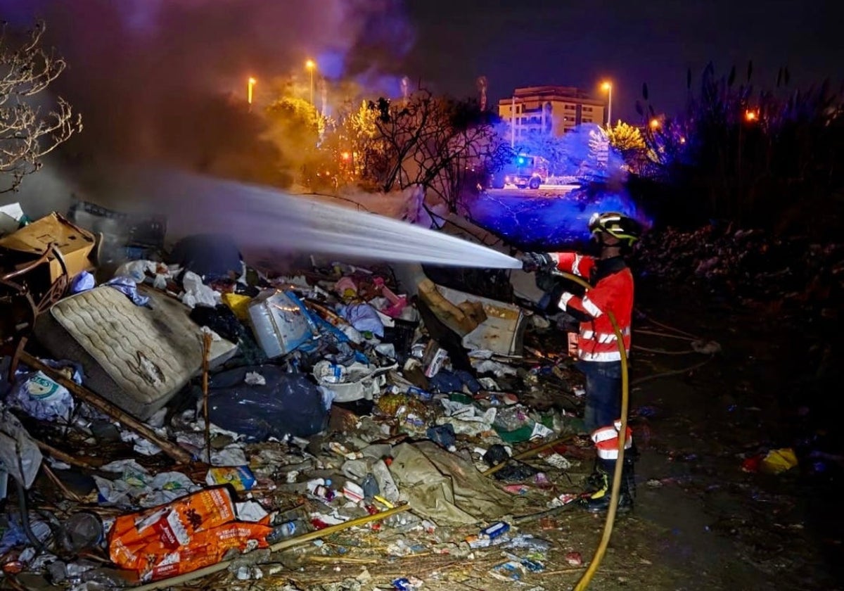 Susto de madrugada por el segundo incendio en apenas 48 horas junto al poblado chabolista de Torre del Mar