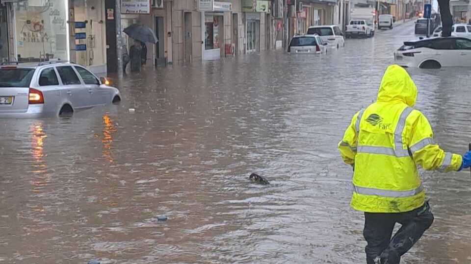 Faro, bajo el agua: el Algarve sufre el impacto más fuerte de la borrasca Claudia