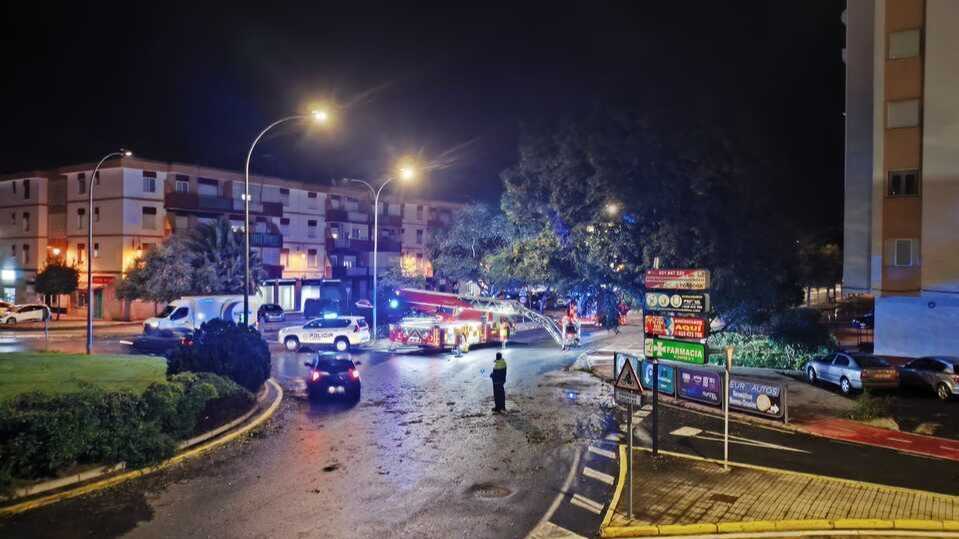 La borrasca Claudia deja más de 65 incidencias y graves daños por un tornado en el Huerto Ramírez