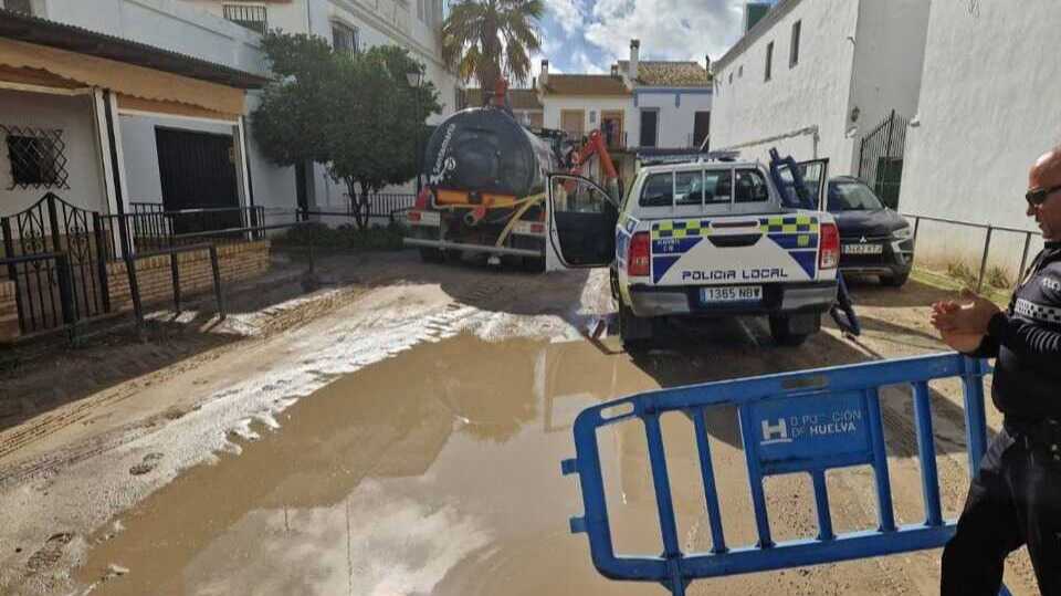 Galería: Así actúa la Policía Local de Almonte en El Rocío para proteger a vecinos y visitantes