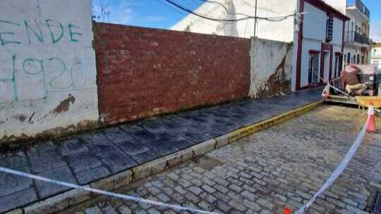 Precaución en Almonte: dos solares con riesgo de derrumbe obligan a cortar aceras