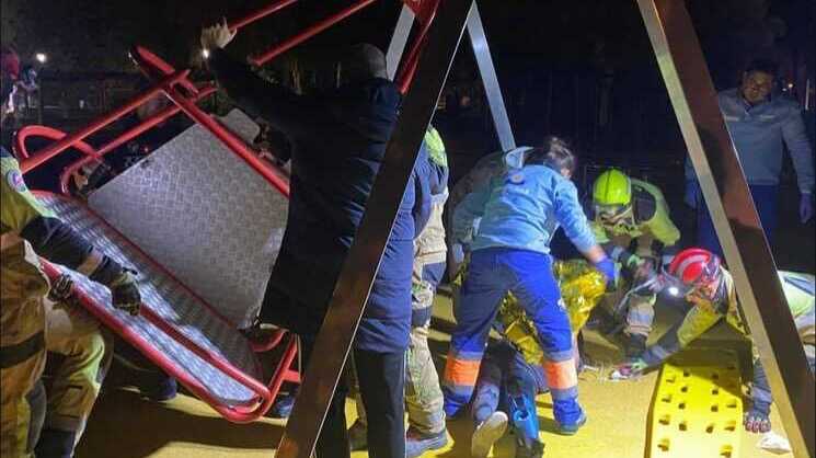 Una menor queda atrapada bajo un columpio en un parque de Almonte