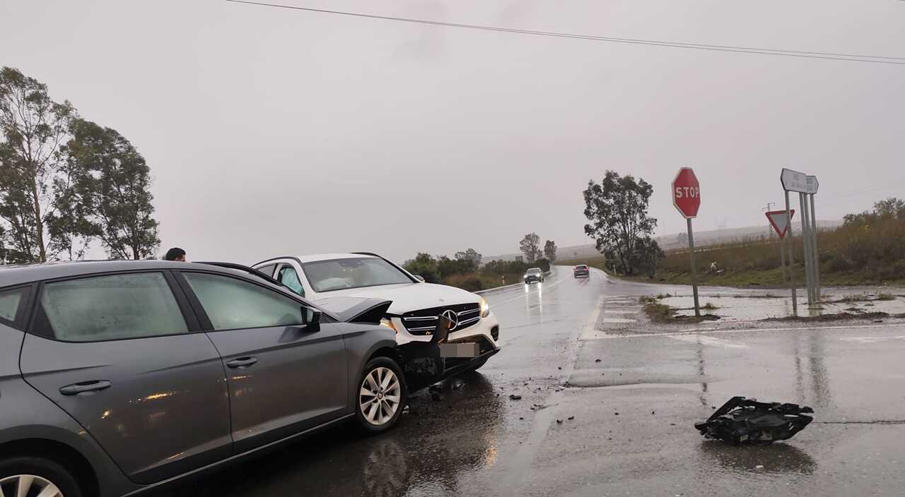 Accidente de tráfico en Huelva deja al menos un herido ante colisión de dos vehículos