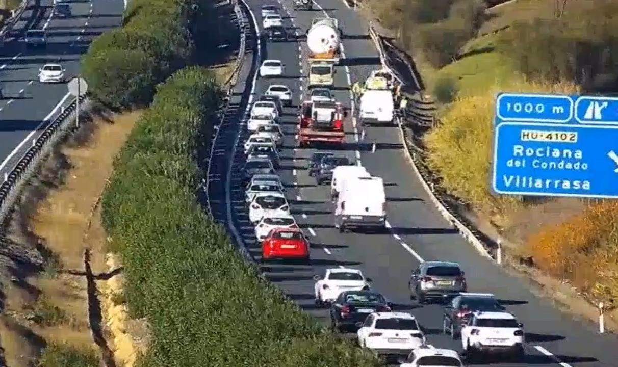 Accidente y caos en la A-49: un carril cortado y grandes retenciones hacia Huelva