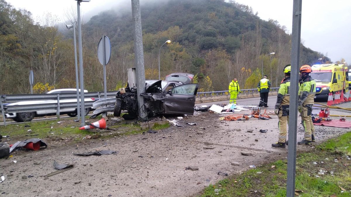 Imagen del accidente con un conductor atrapado en la autovía A-6 en el municipio de Villafranca del Bierzo.