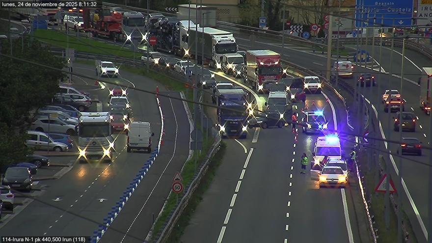 Retenciones en la N-1 por un accidente múltiple en Irura
