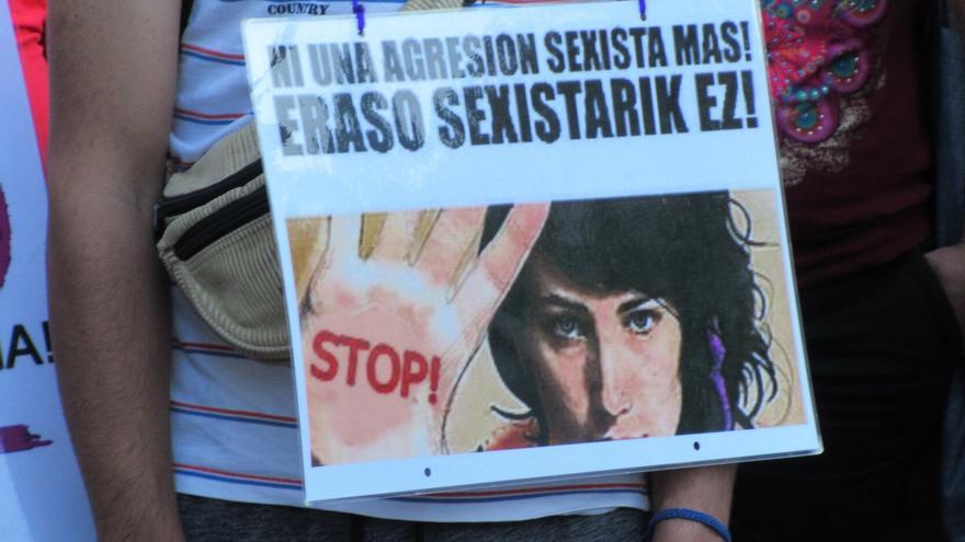 Se enfrenta a una petición de 19 años acusado de violar y maltratar a su esposa en Donostia
