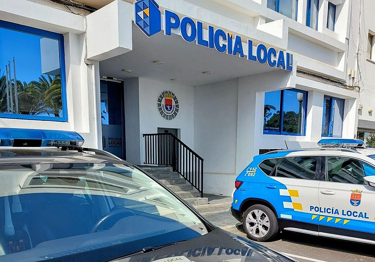 La Policía de Arrecife salva la vida a un vecino de La Destila que pudo perecer en un incendio