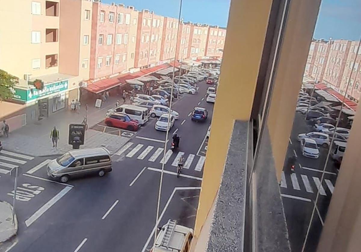 Varios heridos tras impactar un coche contra un comercio en San Fernando