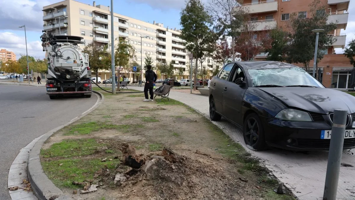 Aparatoso accidente en la rotonda de la plaza Països Catalans en Balàfia: dos ocupantes resultan ilesos