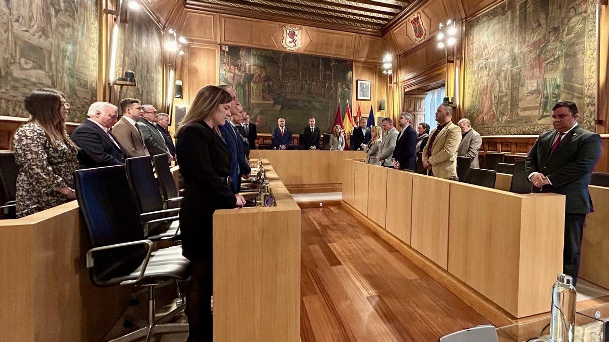 Minuto de silencio por los mineros muertos en Asturias en el Pleno de la Diputación.