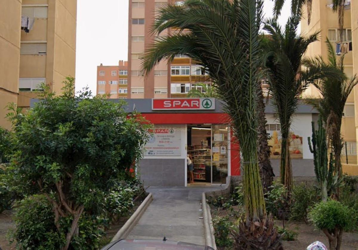 Dos encapuchados con cuchillos atracan un Spar en La Feria