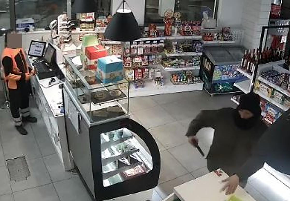 Vídeo | Así fue el atraco a punta de pistola en una gasolinera de Gijón