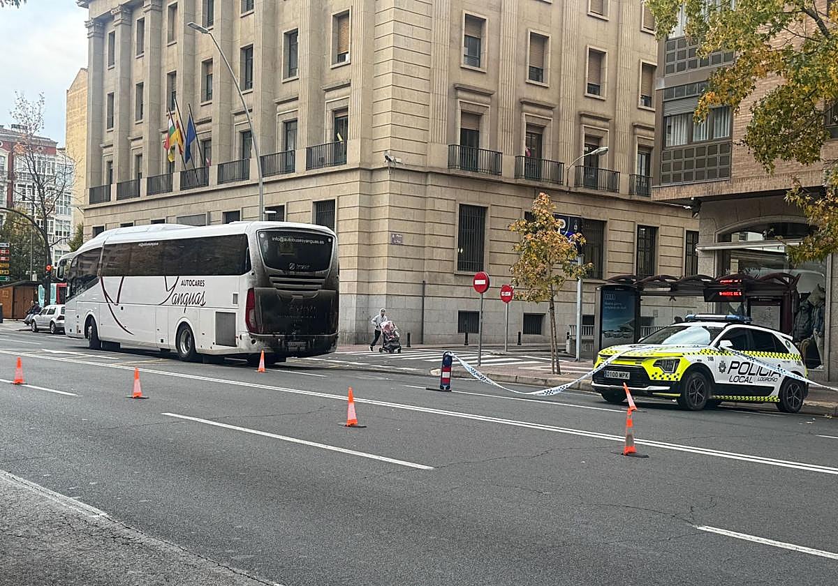 Varado un autobús en plena calle Vara de Rey de Logroño