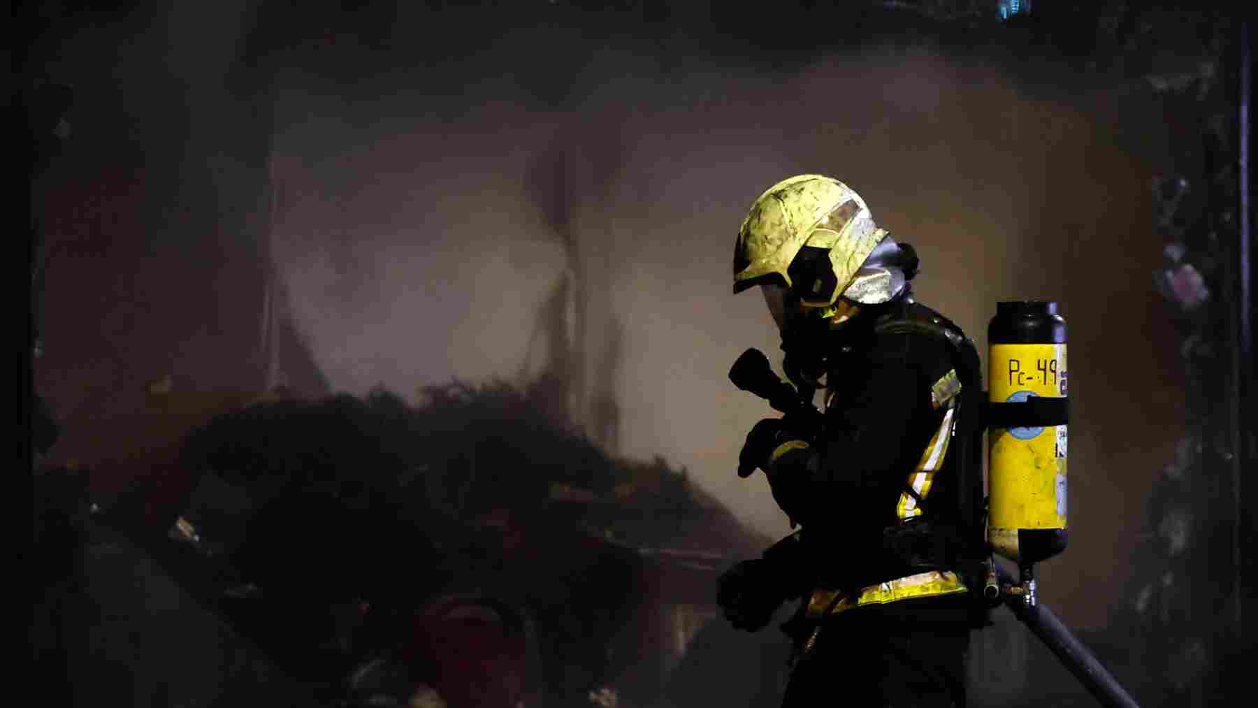 El incendio de Marcelo Celayeta sigue activo pese a la intensa noche de trabajo de los bomberos