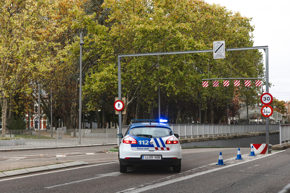 Un camión se atasca en el túnel de la avenida de Santander