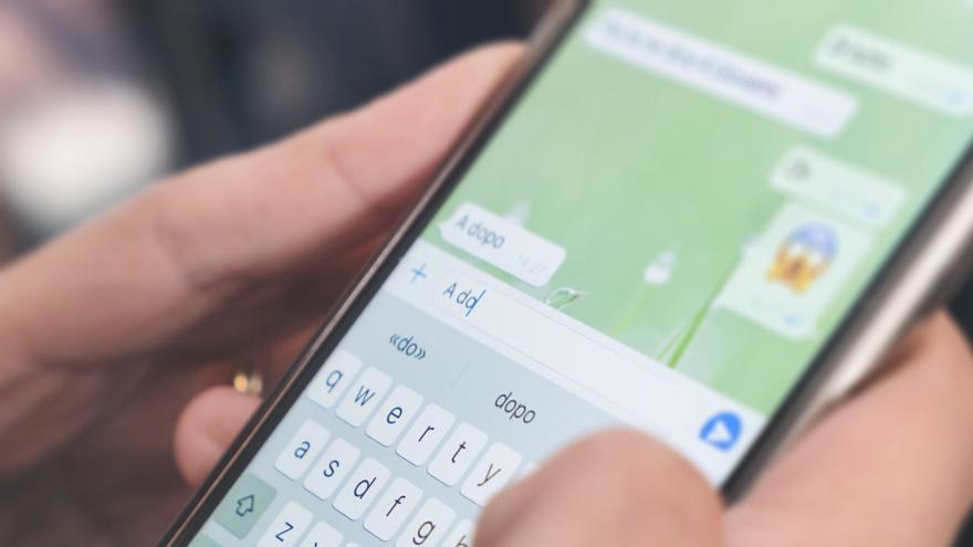 Condenada a dos años y medio de cárcel por revelar una conversación entre su marido y sus hijos en un chat de padres