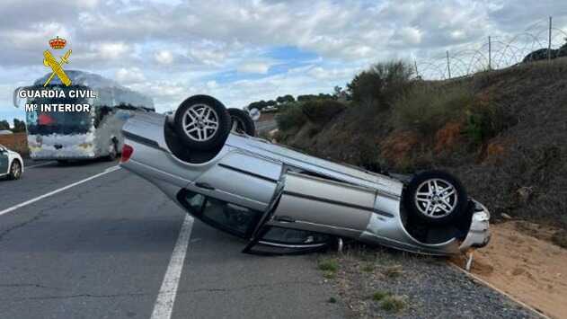 Un conductor cuadruplica la tasa de alcohol y choca con un autobús escolar