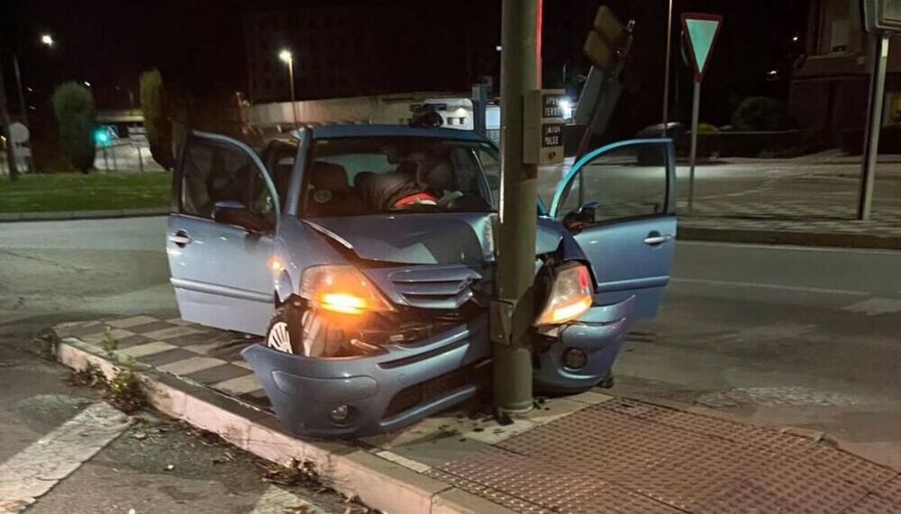 Conductor pierde el control del vehículo y choca violentamente contra ...