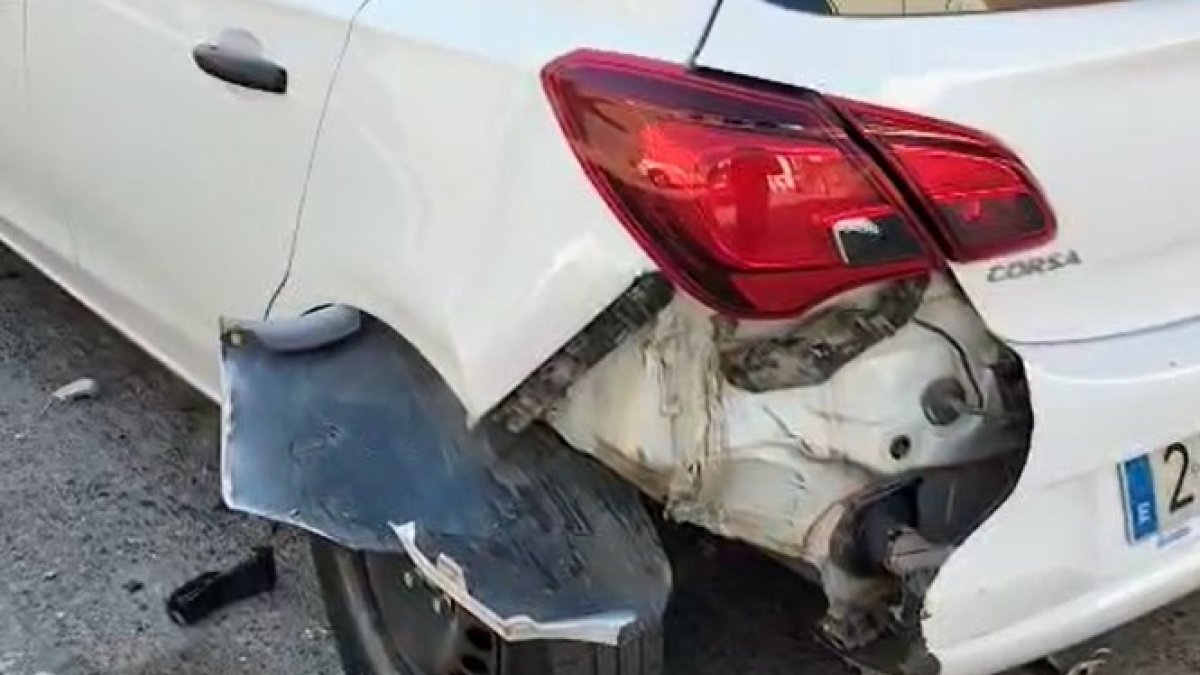 Buscan un conductor que ha chocado esta mañana contra varios vehículos en Mollerussa
