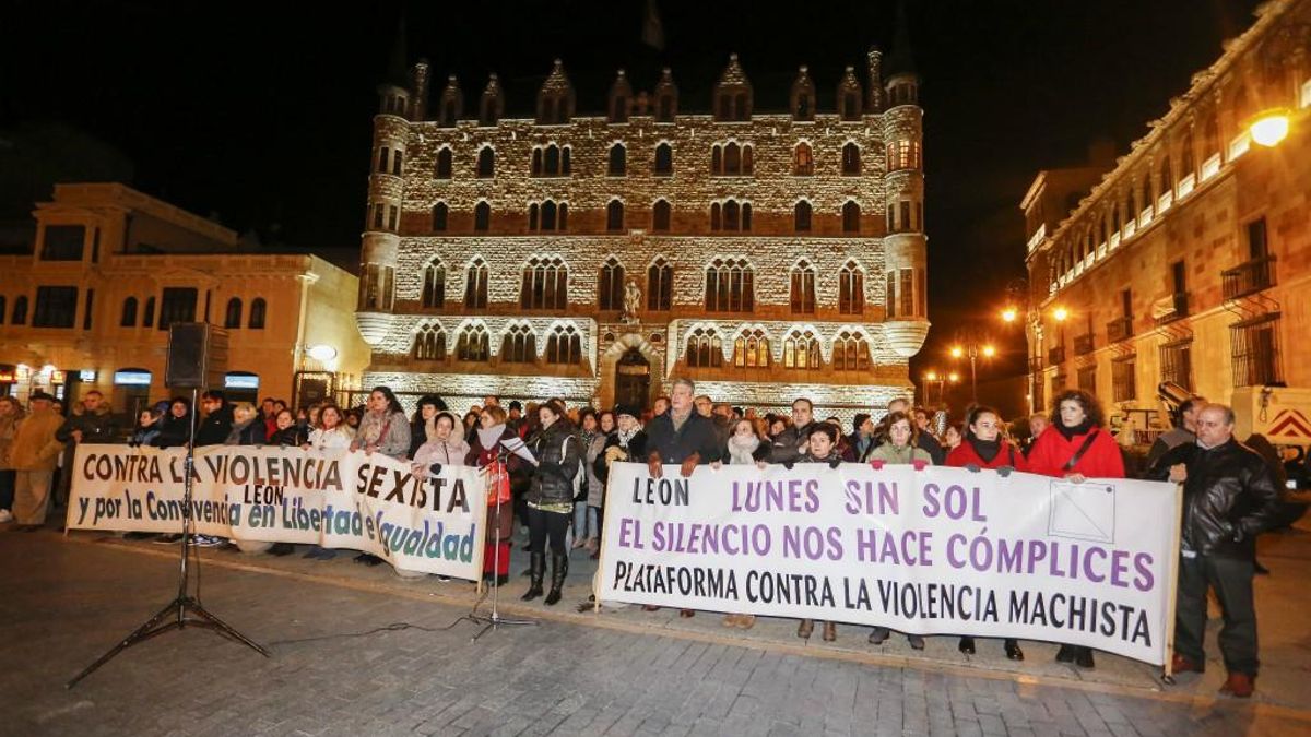Imagen de archivo de una concentración de la plataforma 'Lunes sin Sol' de León frente a Botines.