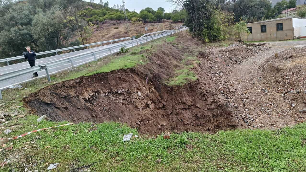 Cortan la carretera de circunvalación de Nerva por peligro de derrumbe