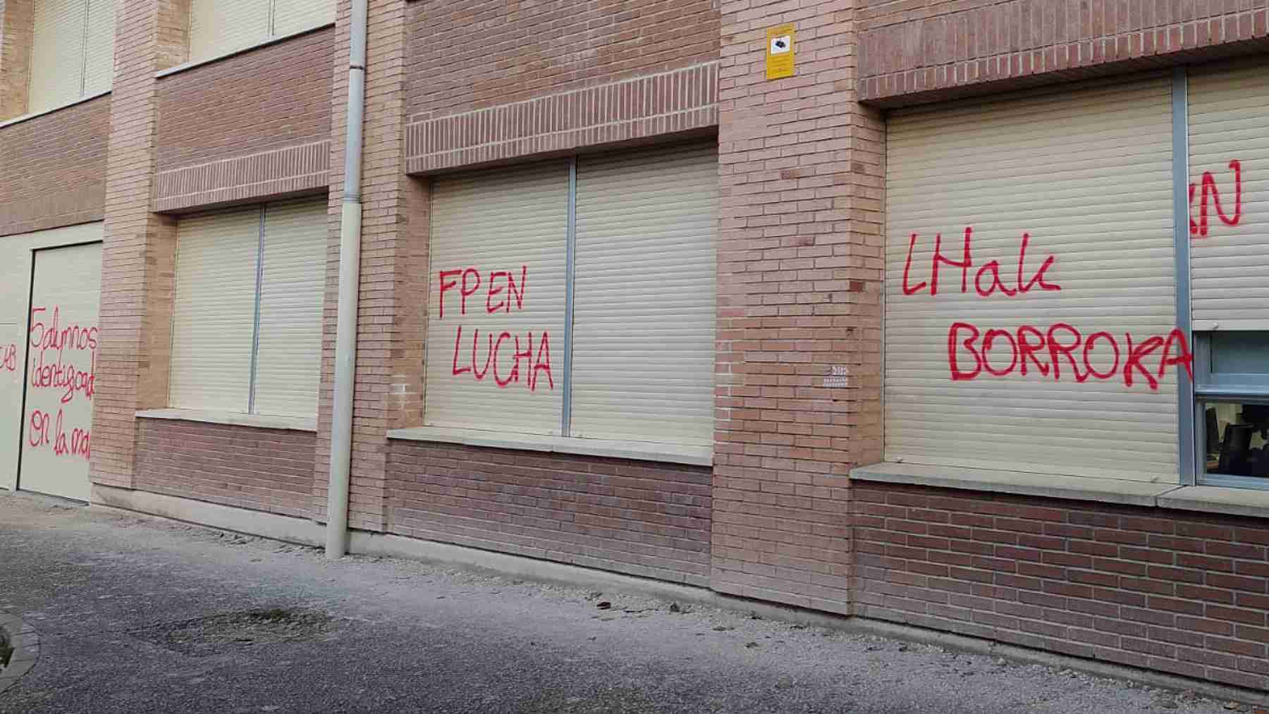 Agresiones de piquetes, amenazas, incendios y petardos en un centro Pamplona durante la huelga de la FP