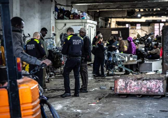 Desarticulada una red criminal en Barcelona con el décimo plan Kanpai: 70 detenidos y más de 100 denuncias por armas y drogas
